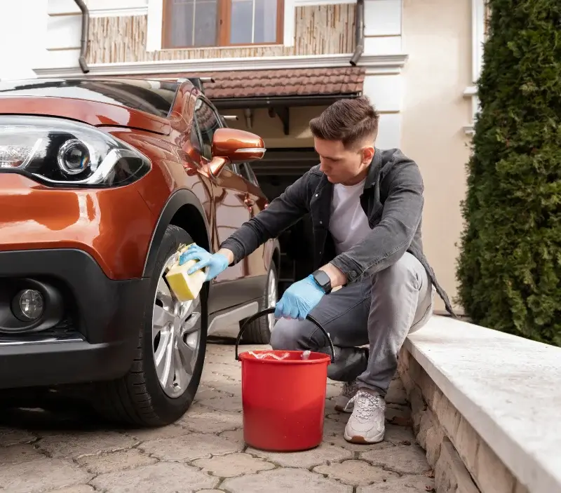 Lavage auto à domicile Bourbon-Lancy : professionnel intervenant sur un véhicule